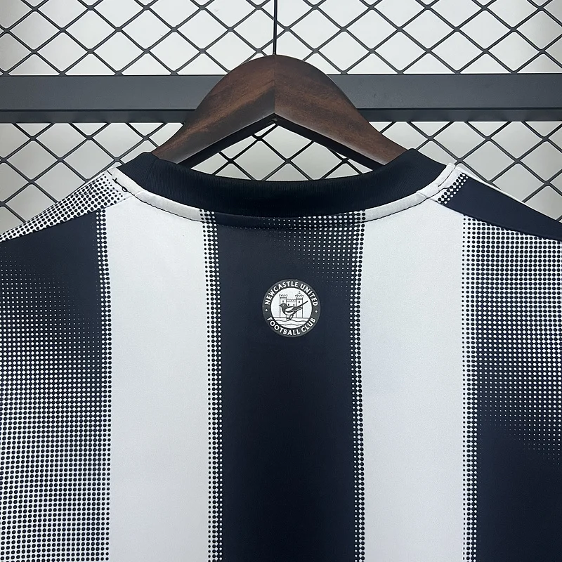 25-26 Newcastle United Home Soccer Jersey