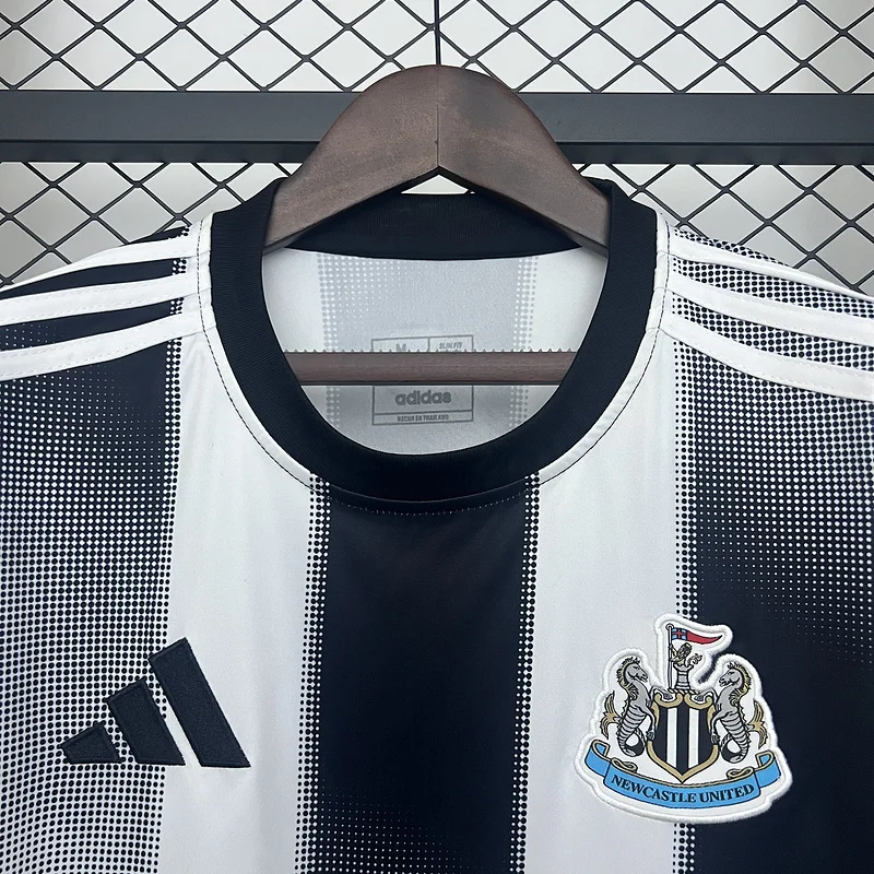 25-26 Newcastle United Home Soccer Jersey