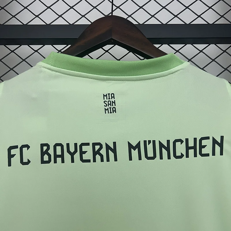 25-26 Bayern Munich Goalkeeper Green Soccer Jersey