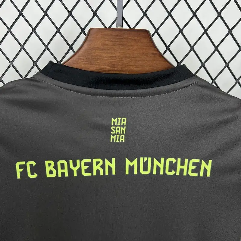 25-26 Bayern Munich Black Goalkeeper Kids Kit